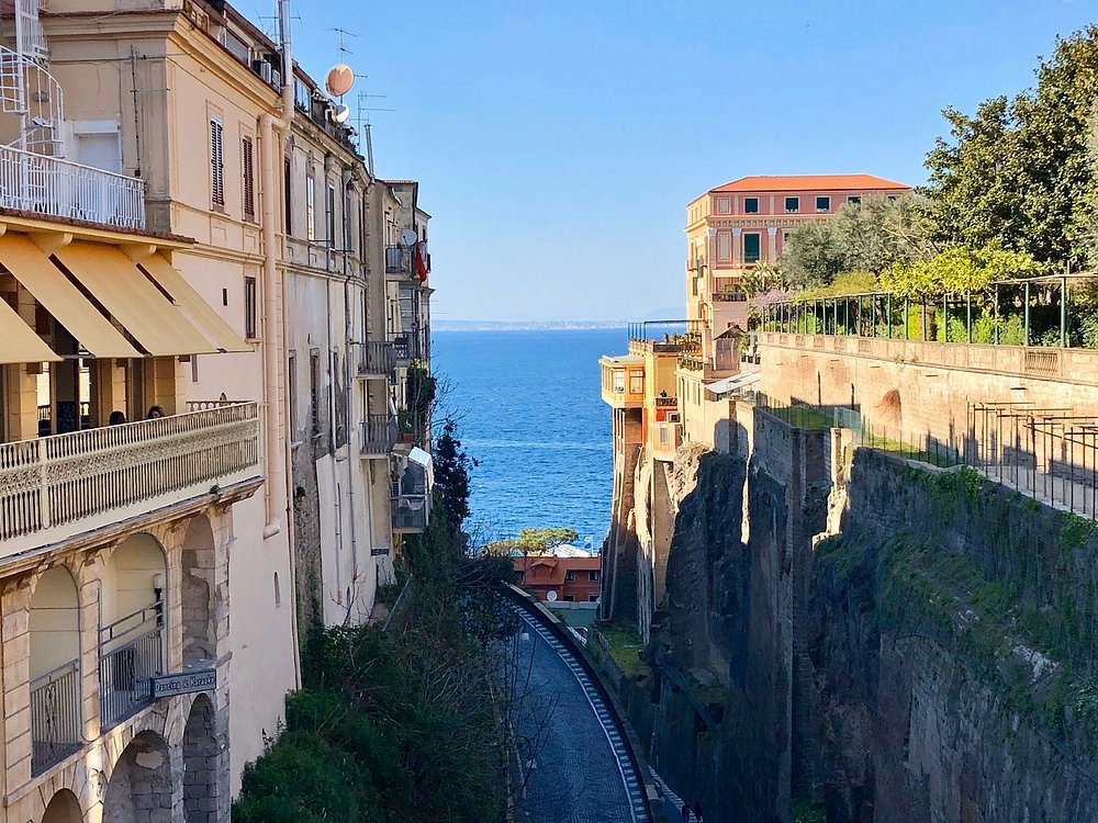 Vista da Piazza Tasson, em Sorrento, Itália