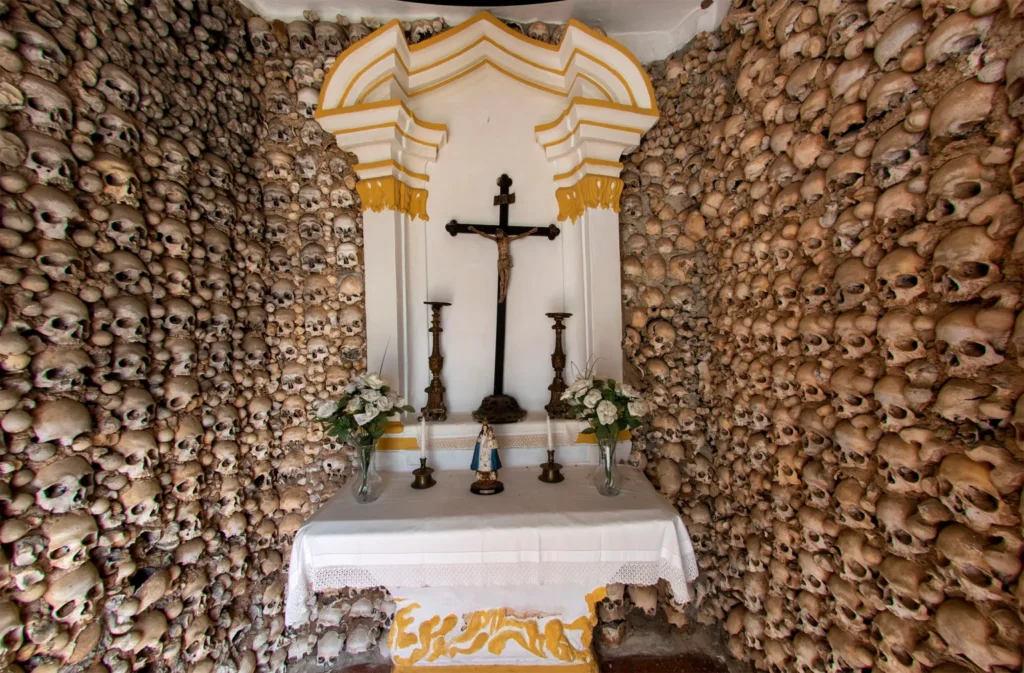 Capela dos ossos na pequena cidade de Portugal de Monforte