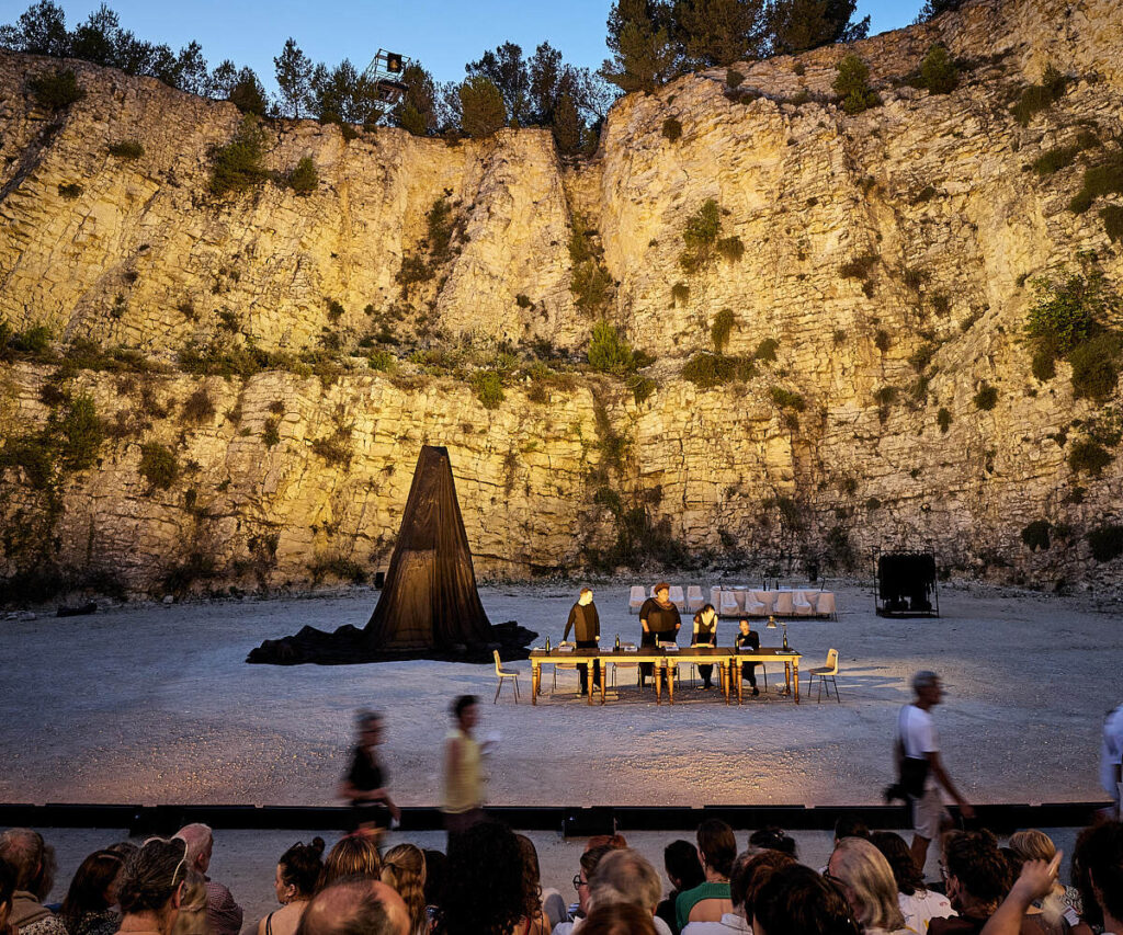 grupo se apresentando ao ar livre no festival d'Avignon