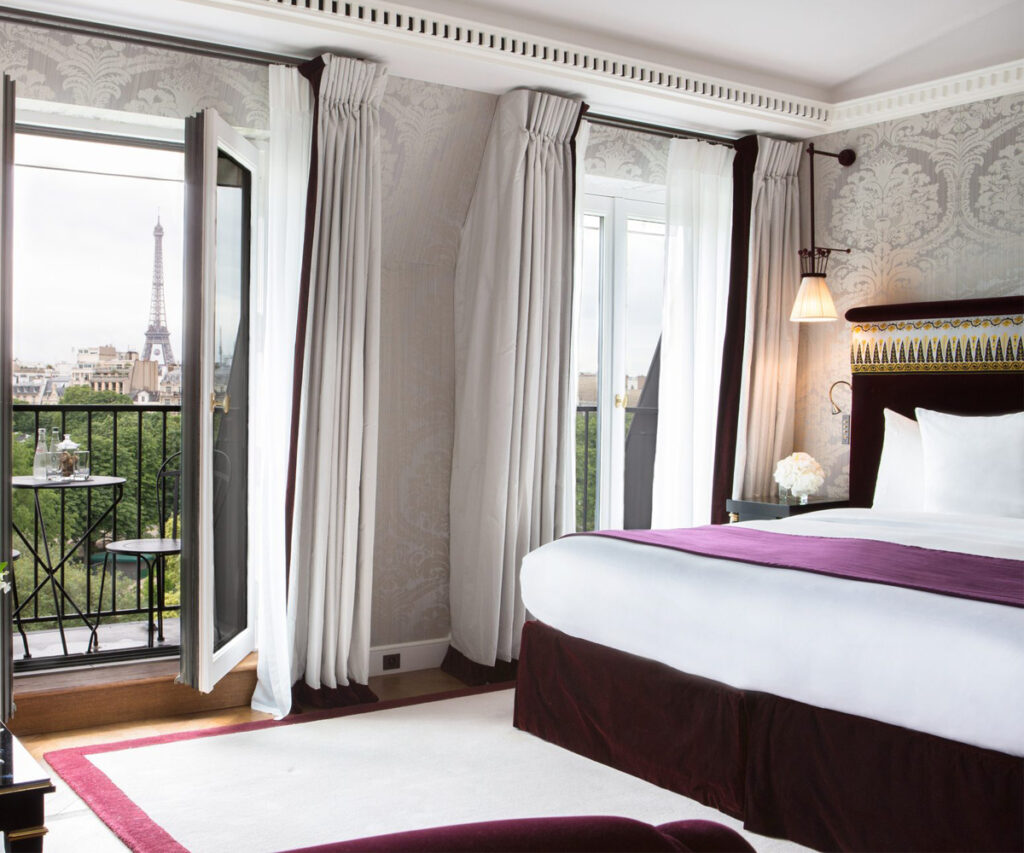quarto do la reserve hotel & spa, um dos melhores hotéis para famílias em Paris, com vista para a torre eiffel