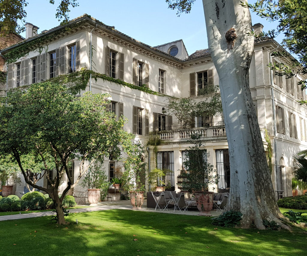 Área externa do Hotel La Divine Comédie, uma opção de onde ficar para aproveitar o festival d'avignon