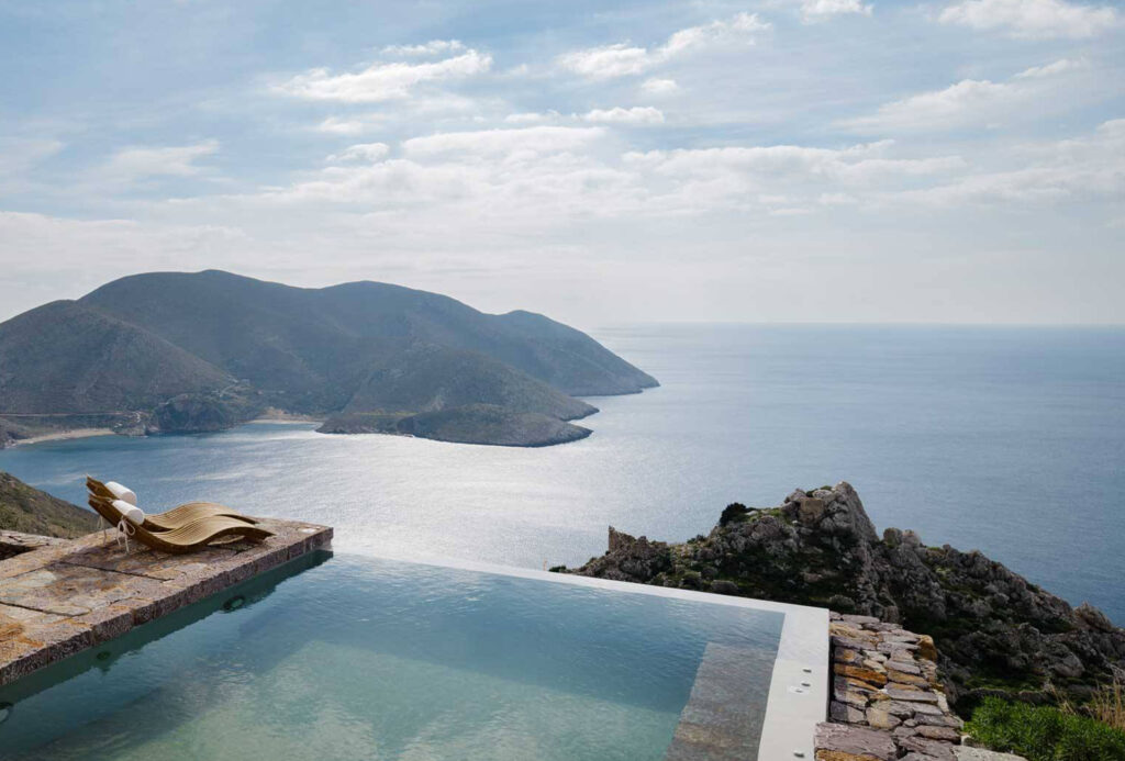 Vista da Piscina de borda infinita do Tainaron Blue