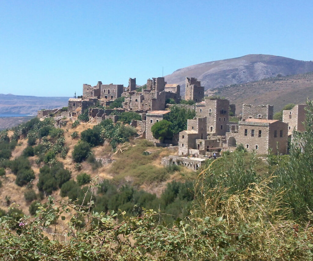 cidade vathia - torres de pedra em meio as montanhas