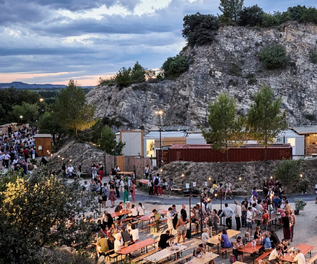 Pessoas em Avignon durante o festival