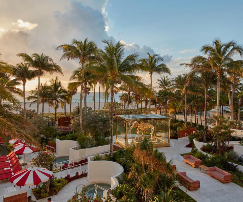 área externa do faena miami beach, uma das opções de onde ficar para aproveitar a miami art week