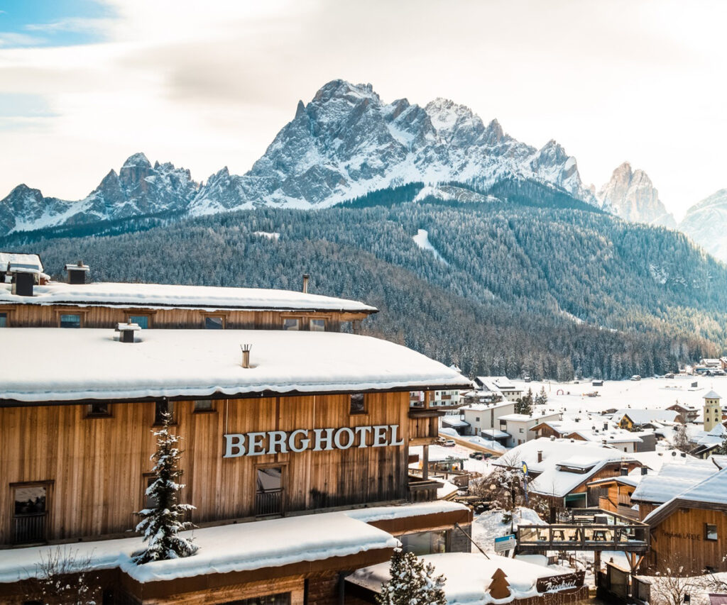 Fachada do berghotel na neve