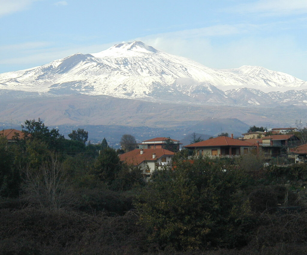 paisafem dezafferana etna com o vulcão etna ao fundo, um dos lugares para conhecer na Itália