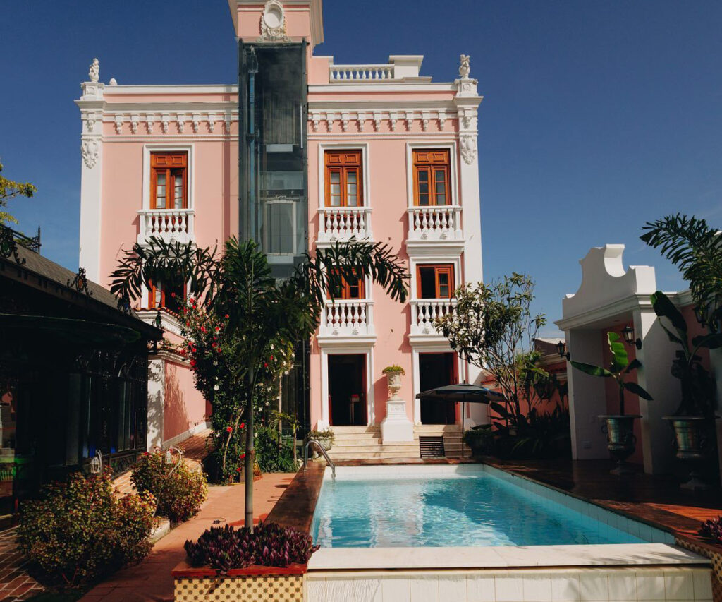 Pátio interno com piscina do hotel boutique quinta das videiras.