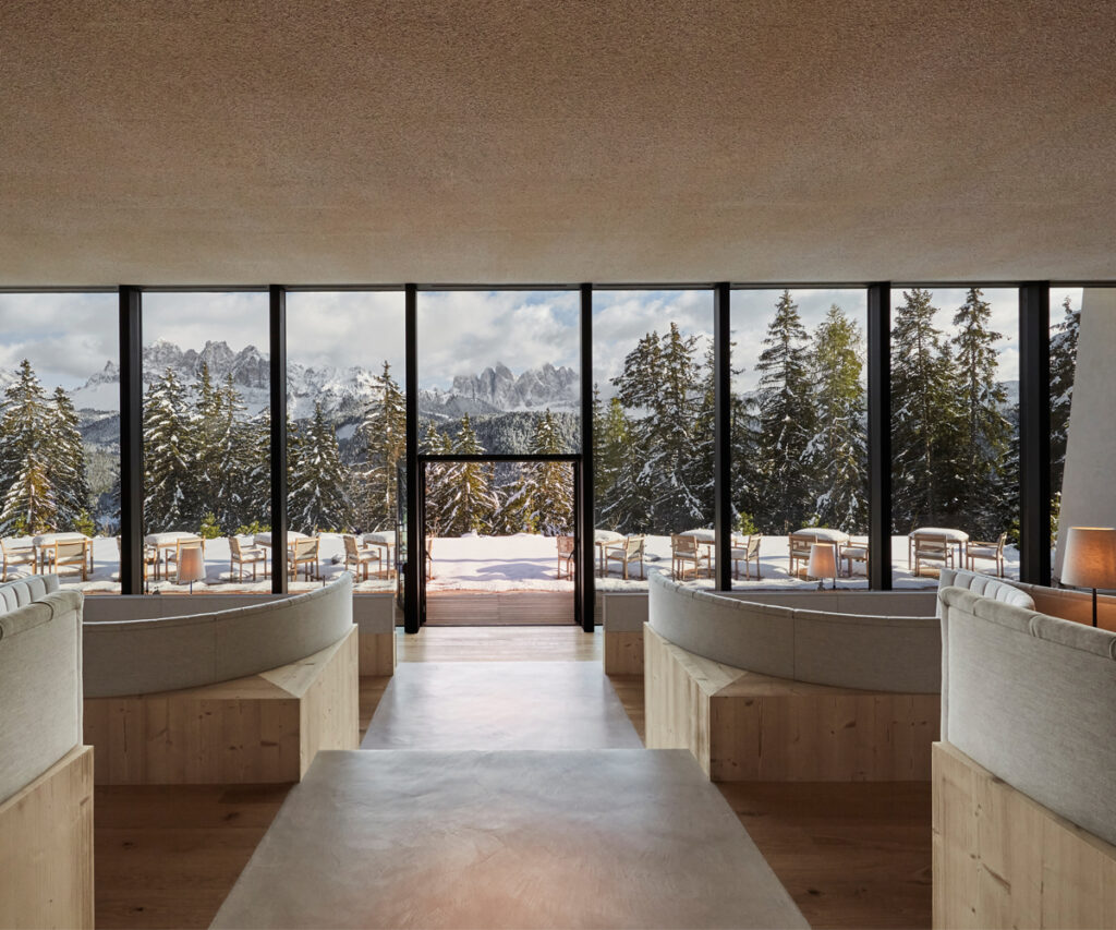 restaurantnte do hotel forestis em bressanone com vista para as dolomitas