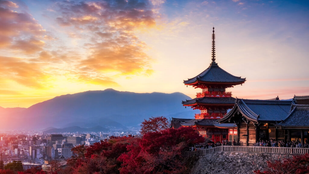 Pôr do sol no Templo Pagode Kiyomizu-dera com folhas vermelhas de bordo ou folhagem de outono na estação outonal. Árvores coloridas, Kyoto, Japão.