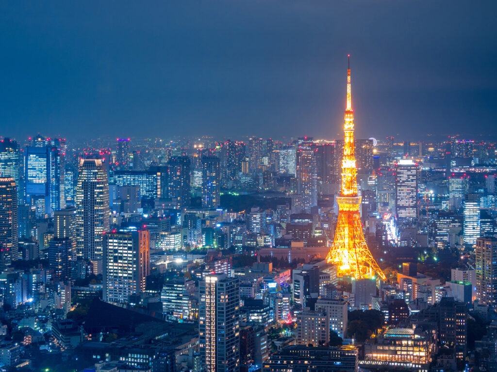 Vista aérea da Torre de Tóquio e da paisagem urbana de Tóquio vista de Roppongi Hills à noite em Tóquio, Japão.