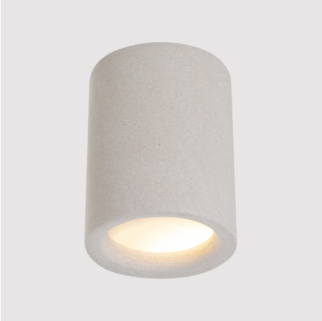 O plafôner de sobrepor Stone é um item de iluminação em gesso com acabamento polido na cor branca. Ele possui uma potência máxima de 10W e um fluxo luminoso de 500lm, emitindo uma temperatura de cor branca quente (3000K). Ideal para salas de estar e jantar, dormitórios, escritórios e outros ambientes que necessitam de uma iluminação geral e homogênea.
