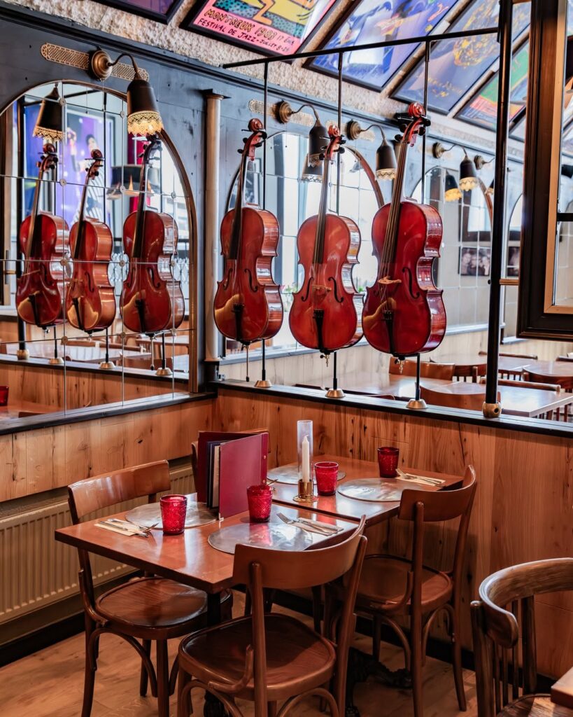 Tralala Hotel, em Montreux, decorou seus quarts em homenagem aos artistas que já se apresentaram no festival ou marcaram a cena do jazz internacional