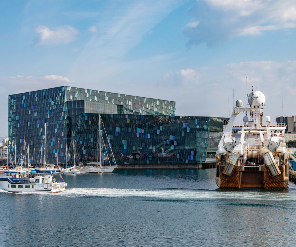 Harpa Opera House em Reykjavik, uma opção para quem quer fazer turismo arquitetônico durante a viagem para Islândia