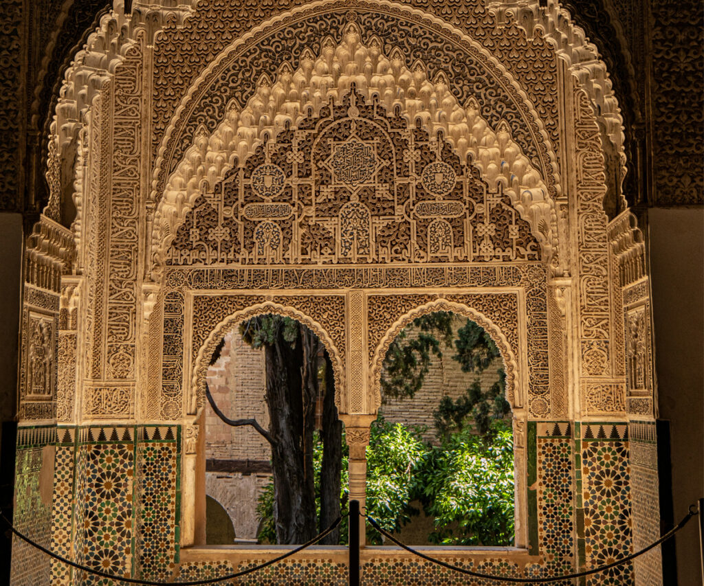 detalhes arquitetônicos de uma passagem em um dos palácios de alhambra, espanha 