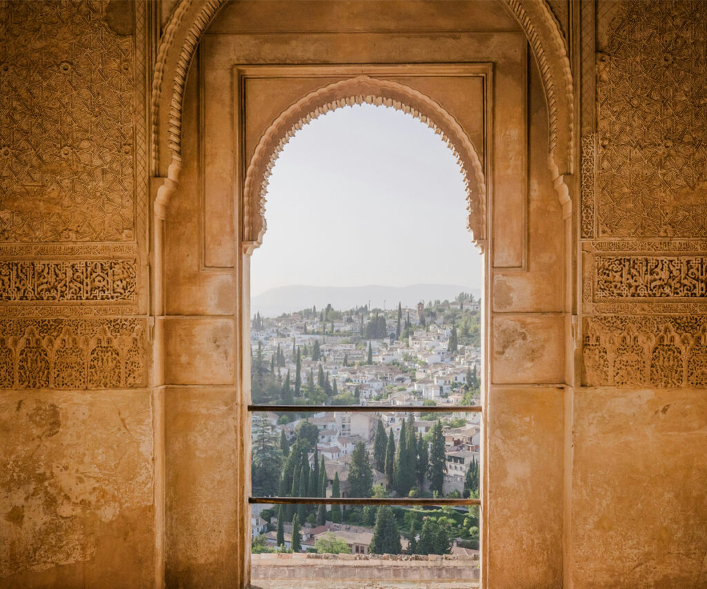 janela em um dos palácios nasridas em Alhambra, na Espaanha