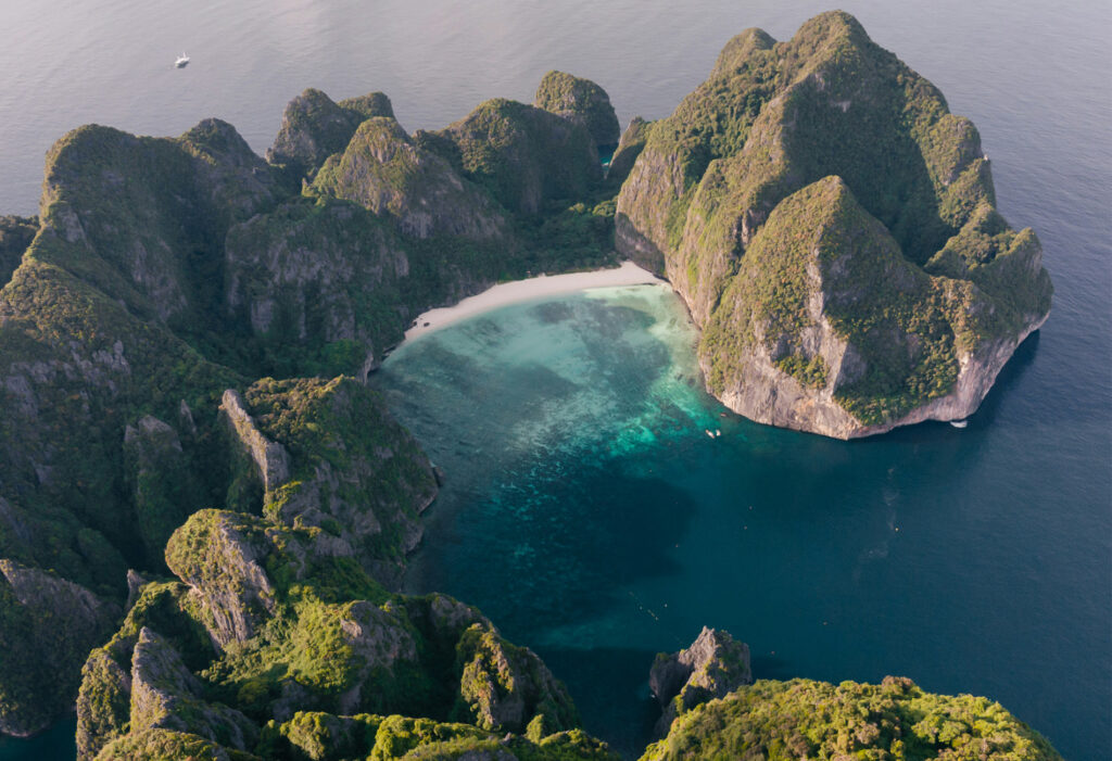 Formação rochosa e mar nas Ilhas Phi Phi