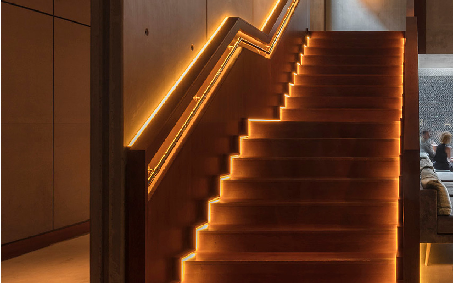Escadaria no espaço Lounge do Nobu Shoreditch de Londres, projetado pelo Studio PCH e usando difusores de luz lineares