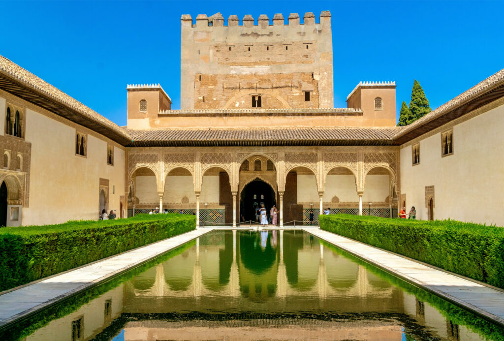 Fachada interna de um dos palácios nasridas em Alhambra, Espanha