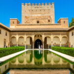 Fachada interna de um dos palácios nasridas em Alhambra, Espanha
