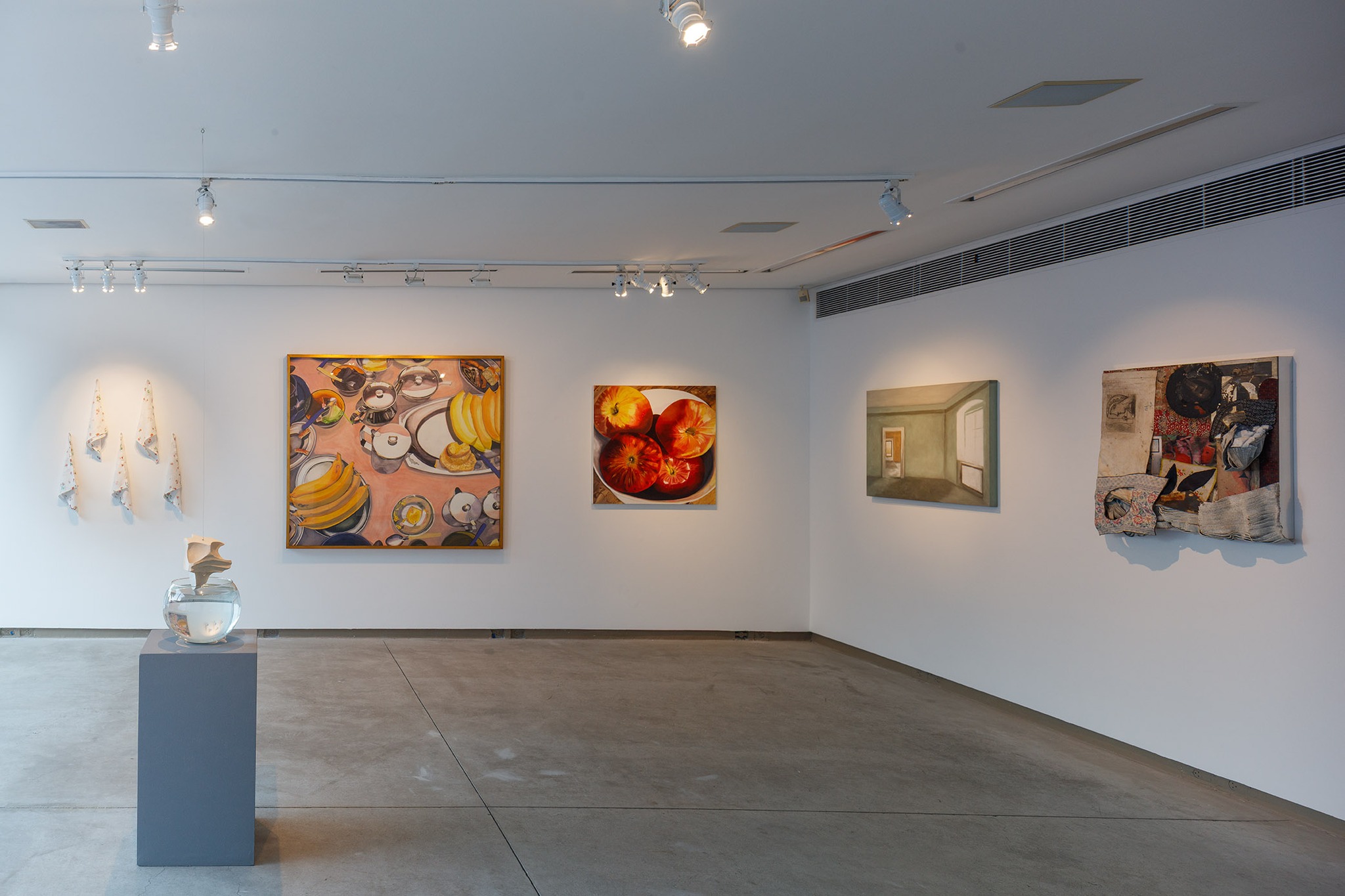 Exposição "vistas" sobre os sentidos simbólicos de objetos da casa e os modos de habitar | Foto: Anita Schwartz Galeria de Arte (reprodução)