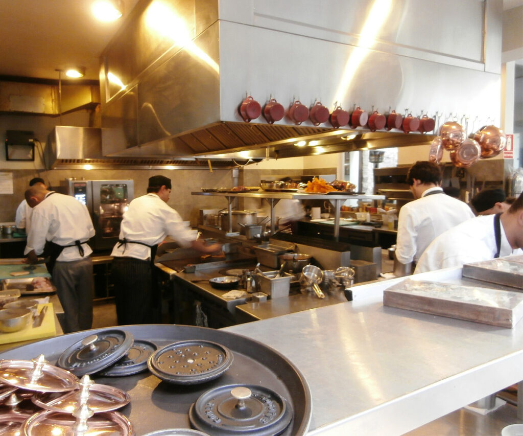 Gastronomia peruana em cozinha de restaurante moderno com chefs trabalhando