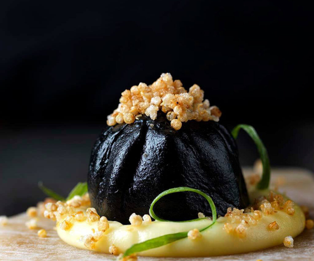 Prato gourmet do Restaurante Maido, Lima, Peru, com decoração moderna e elementos culinários sofisticados.