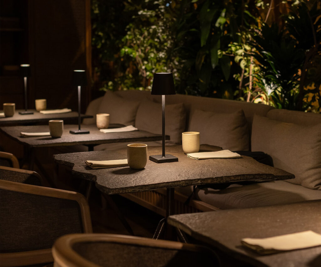 Restaurante Mayta peruano moderno com decoração elegante e mesa posta em Lima