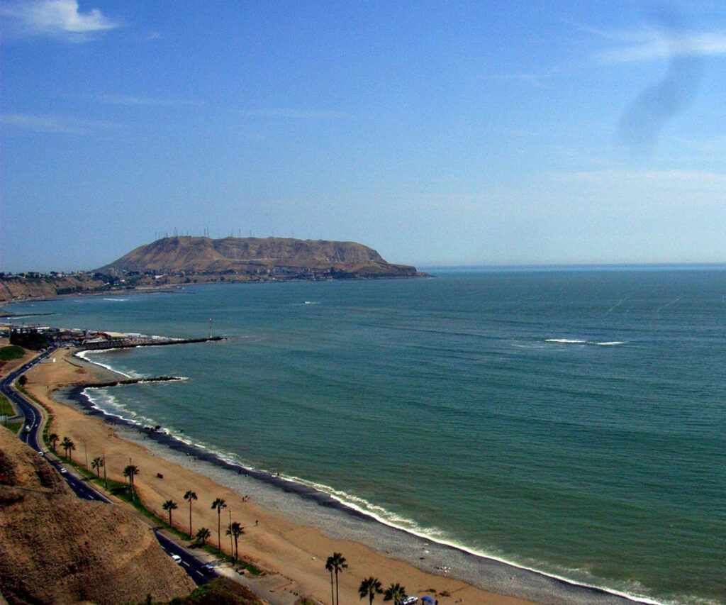 Praia de Miraflores com palmeiras e mar azul