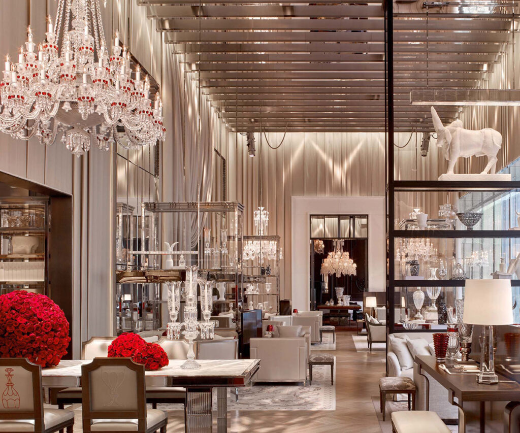 lounge do baccarat com lustres e obras de arte
