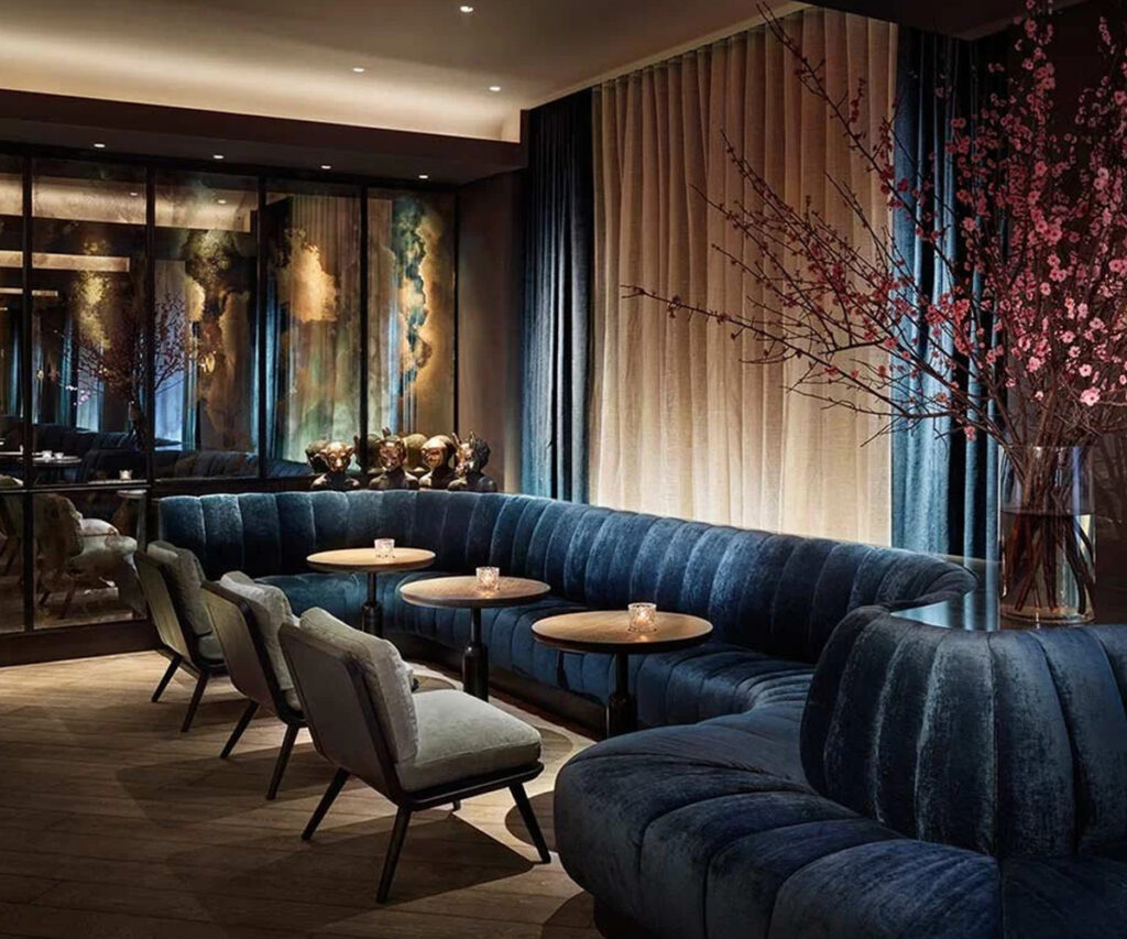 Melhores hotéis de Nova York: entrada luxuosa do Faena Hotel com recepcionistas uniformizados.