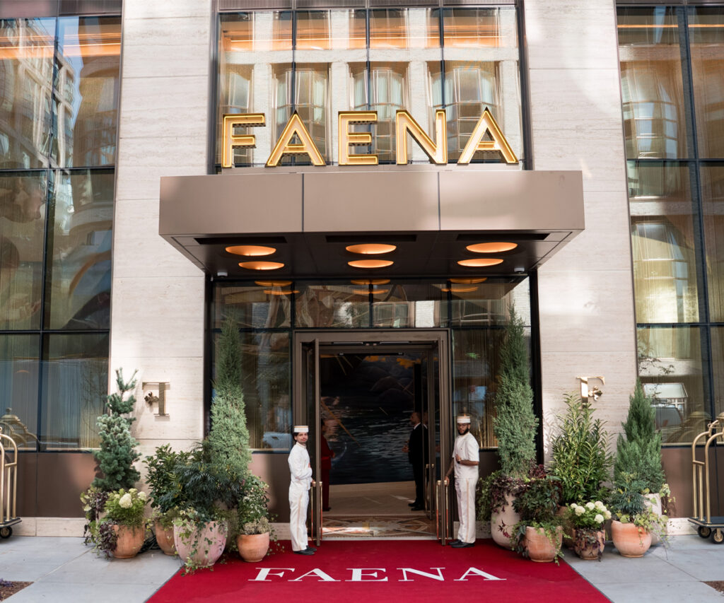 Melhores hotéis de Nova York: entrada do hotel Faena Nova York com recepcionistas
