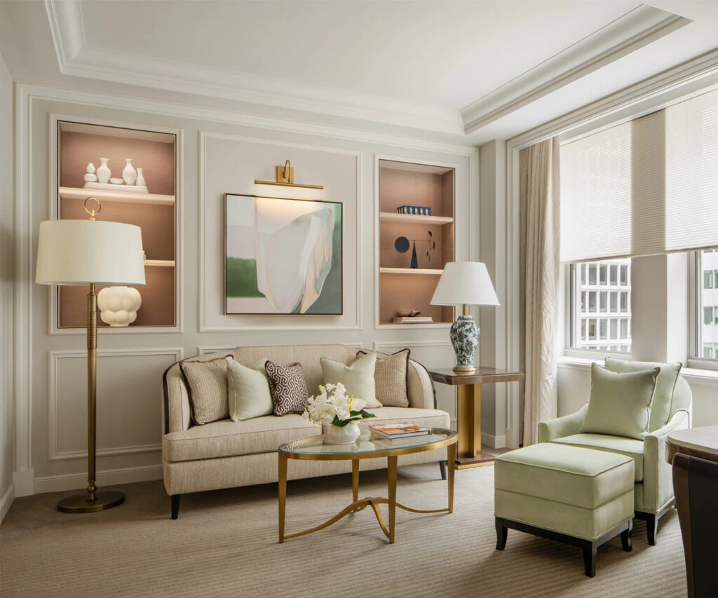 Sala de estar luxuosa no Waldorf Astoria com móveis modernos e arte
