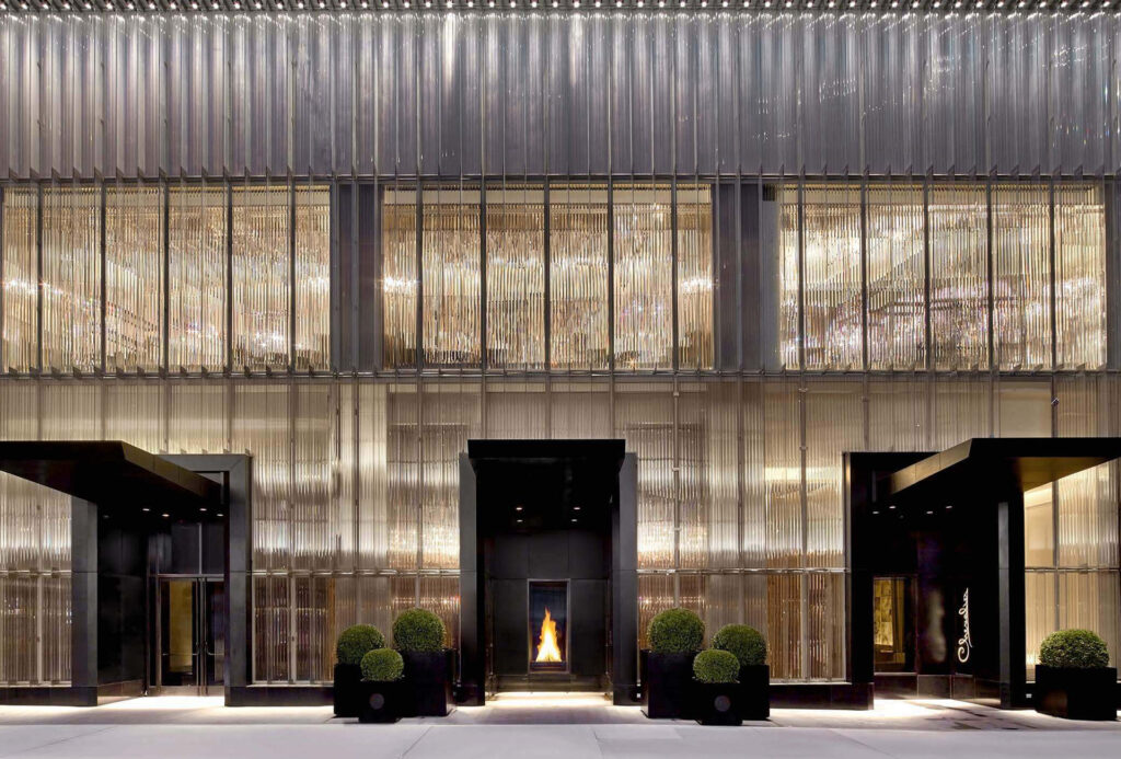 fachada do hotel baccarat, um dos melhores hotéis em Nova York