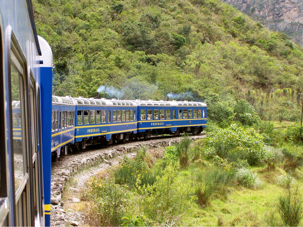 Trem da Peru Rail, passando por Águas Calientes, no Peru. 