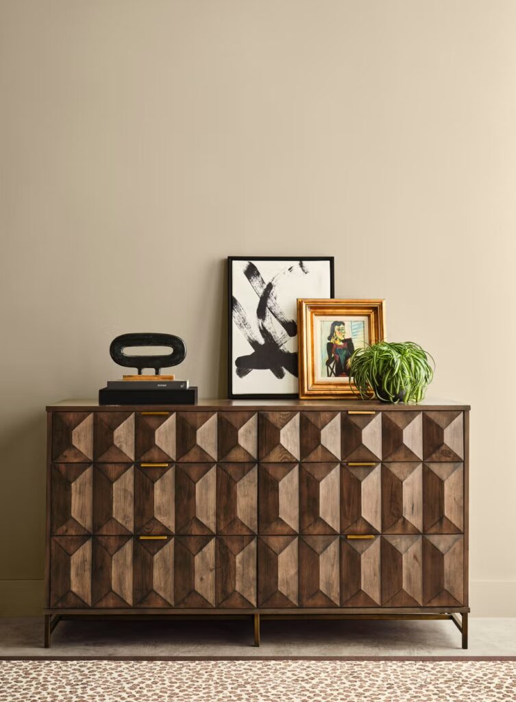 Universal Khaki parede em sala de estar moderna com móveis de madeira e decoração elegante.