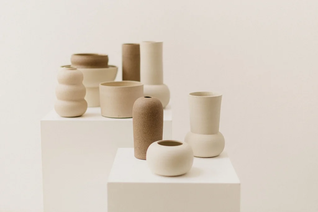Vasos Marshmallow: de cerâmica em tons terrosos em exposição minimalista