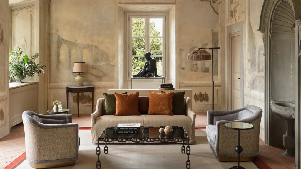 Sala de estar luxuosa em Florença com decoração clássica e moderna, móveis de tecido e madeira, e obras de arte