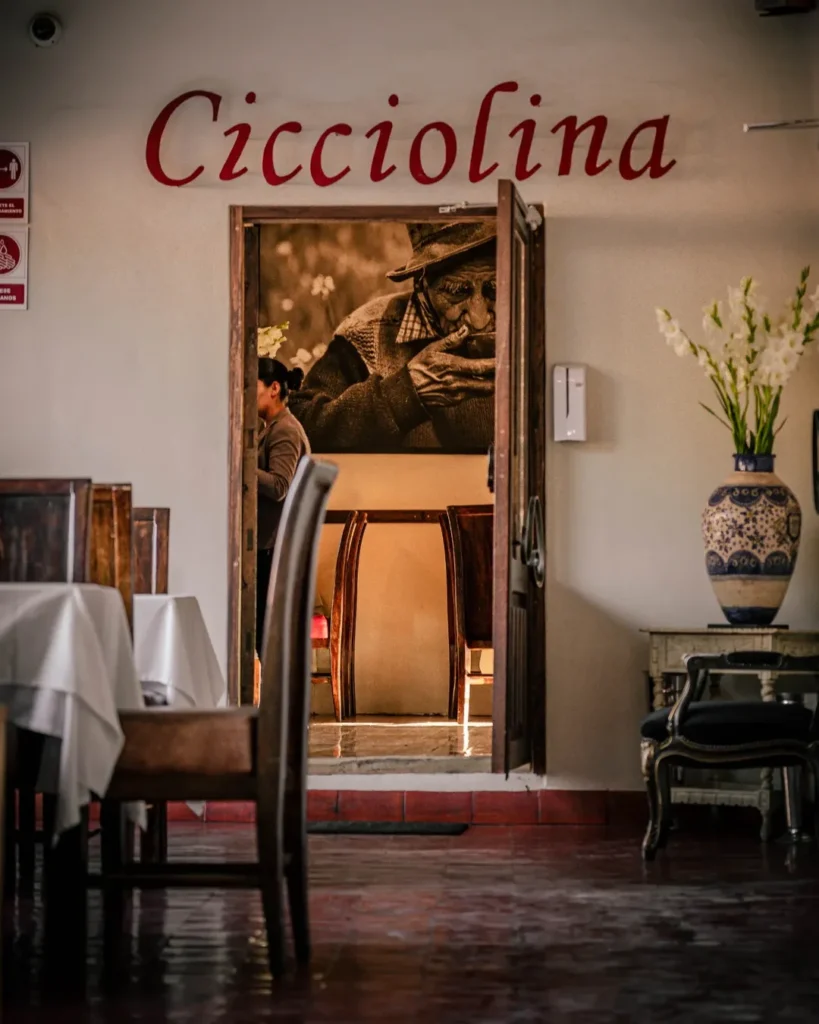 Onde comer em Cusco no Peru: restaurante Cicciolina com decoração clássica e tapas deliciosos.
