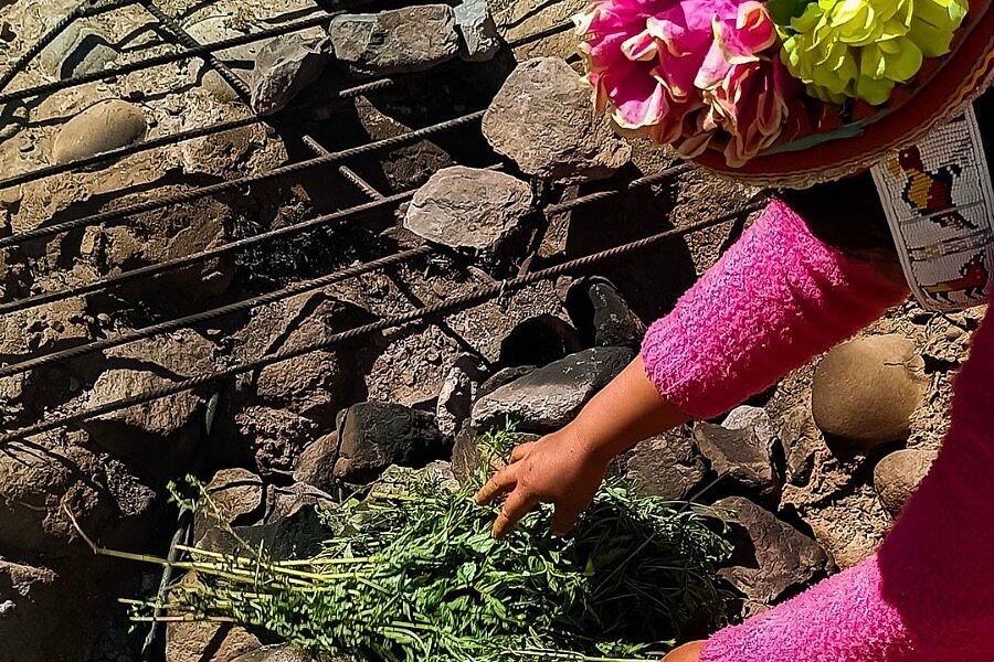 Mulher preparando comida tradicional em viagem para Cusco