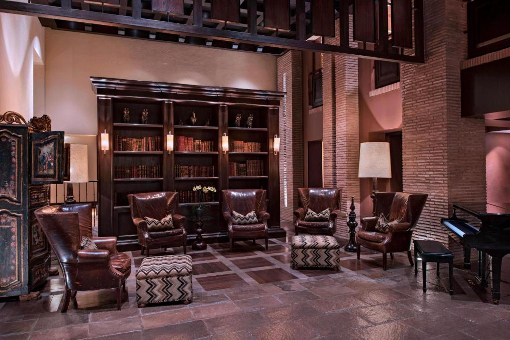 Sala de estar luxuosa com móveis de couro e estante de livros, viagem para cusco
