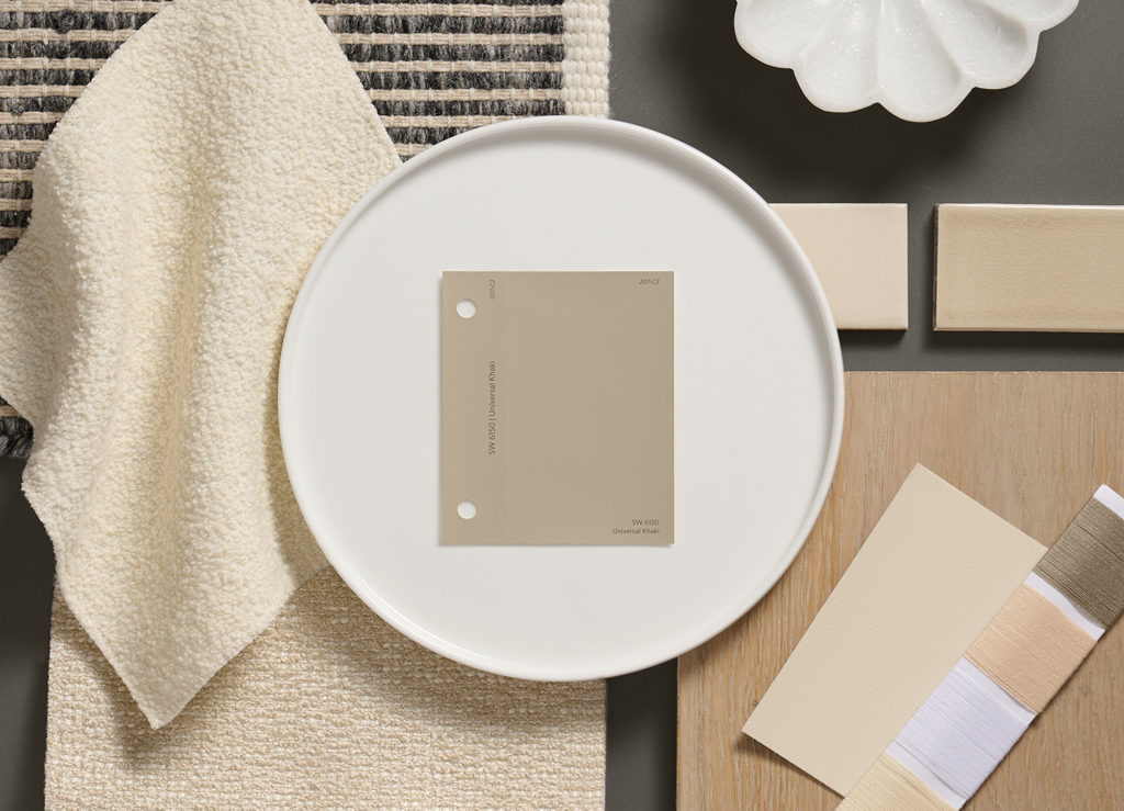 Paleta de cores neutras com Universal Khaki em decoração de interiores moderna brasileira