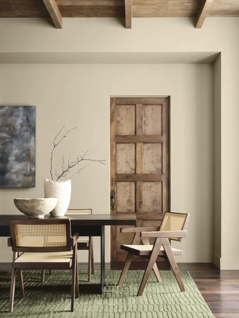 Universal Khaki: sala de jantar moderna com móveis de madeira e decoração minimalista.