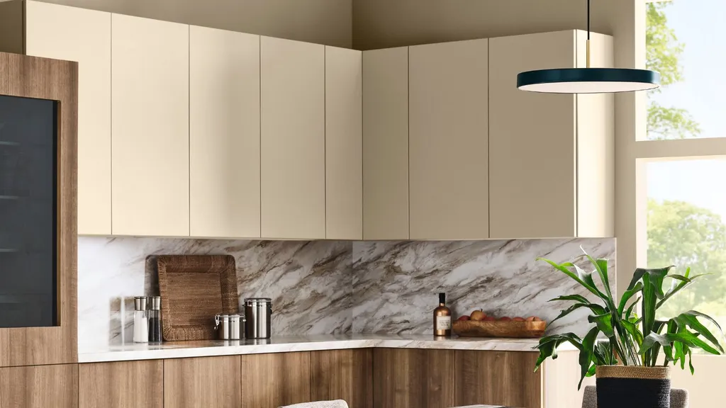 Cozinha moderna com armários em Universal Khaki e bancada de mármore