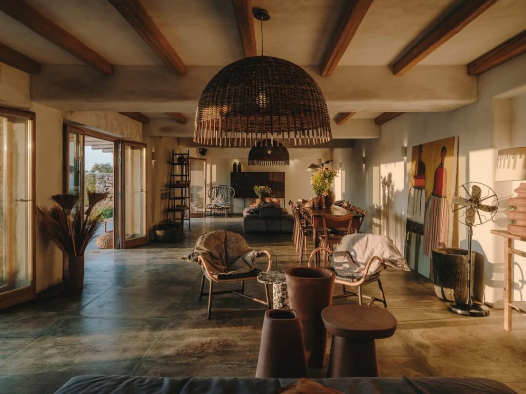 Kalafati grecia: interiores modernos com lustre trançado e decoração boho no The Wild Hotel.
