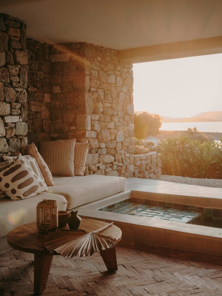 Varanda com piscina privativa e vista para o mar Egeu no The Wild Hotel