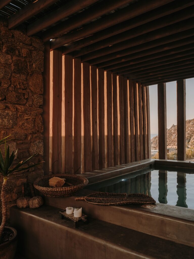 Piscina privativa com decoração rústica e elementos naturais no hotel grego The Wild
