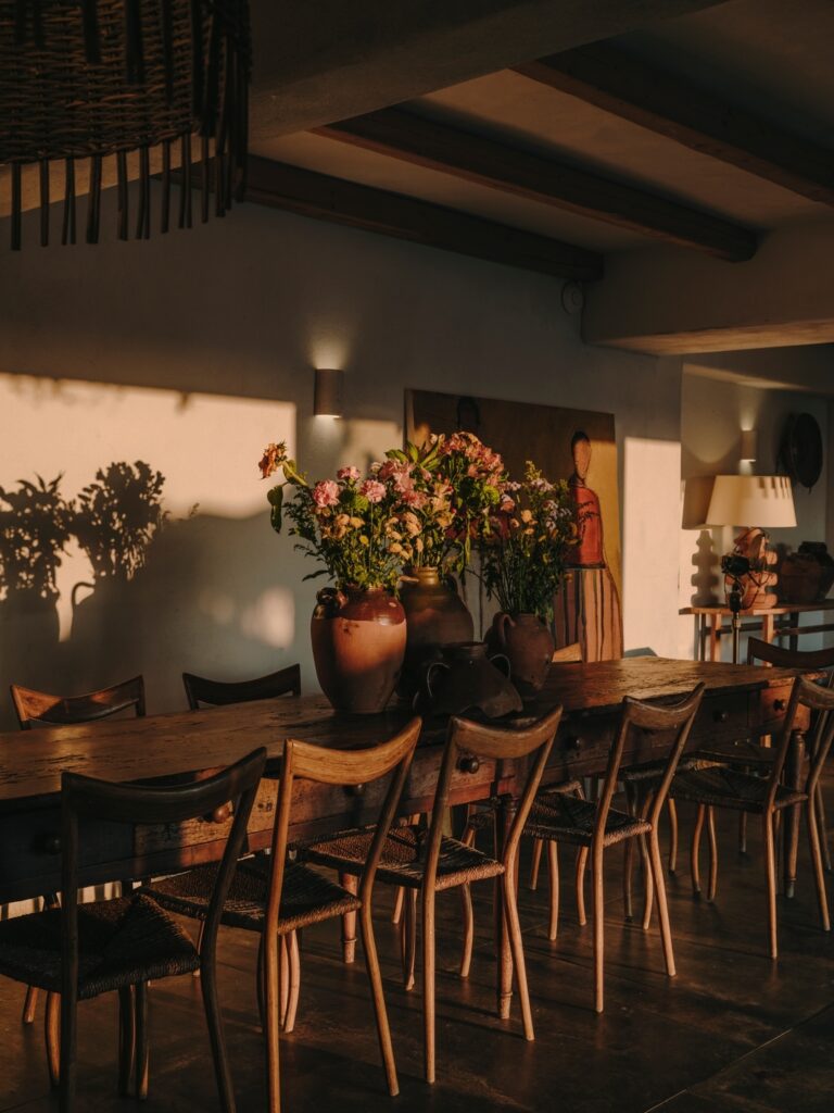 Kalafati grecia: decoração de interiores com mesas e cadeiras de madeira no The Wild Hotel.