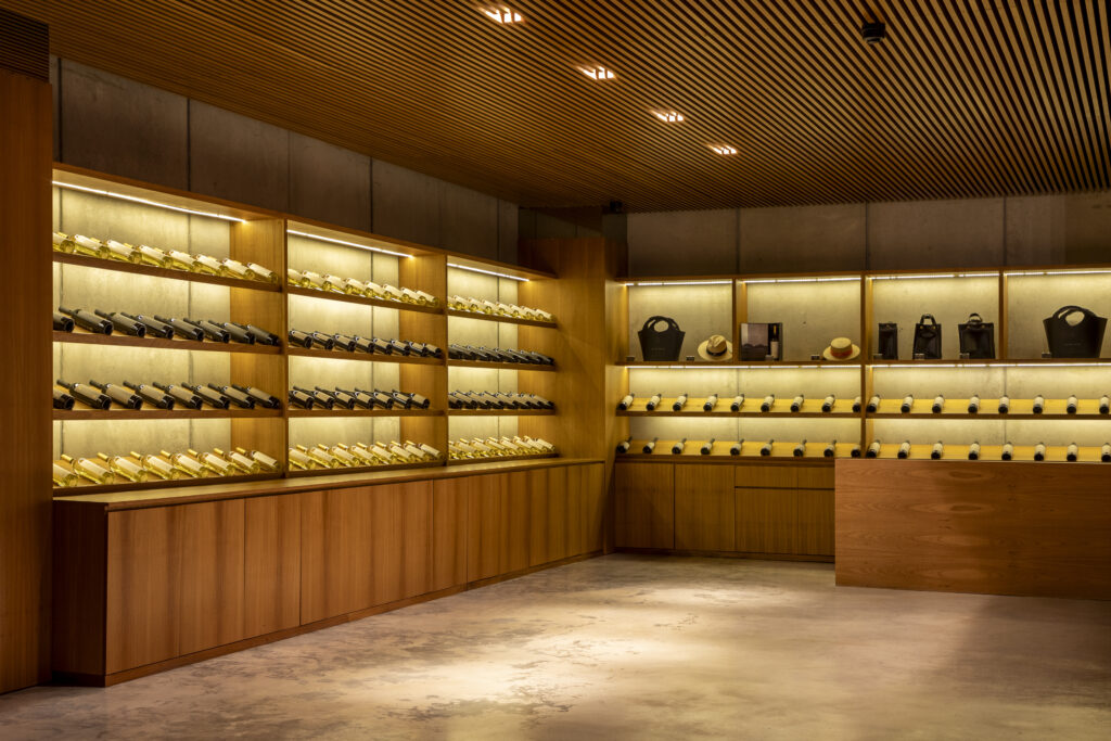 Vinicola UVVA na Bahia - prateleiras com rótulos de vinhos em sala moderna e bem iluminada. 