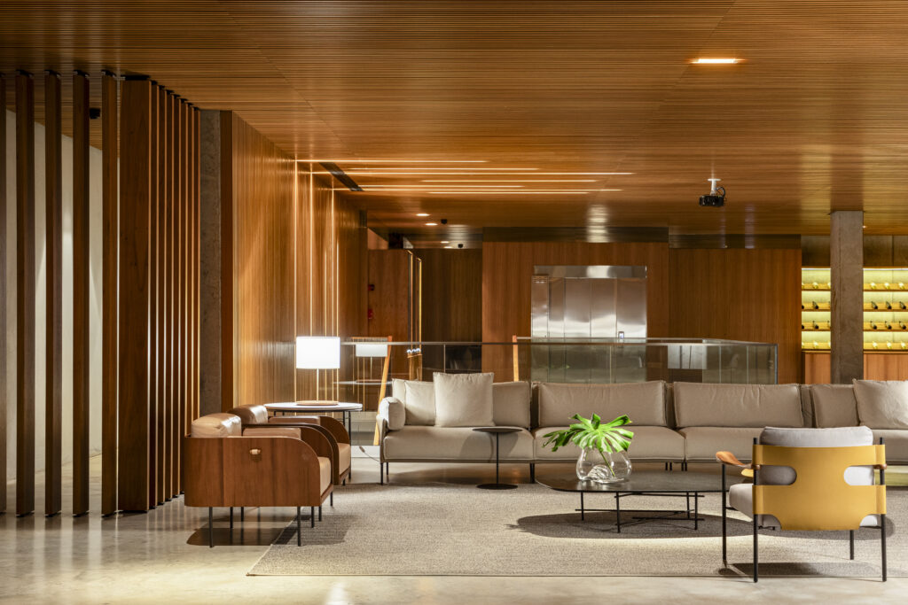 Vinícola na Bahia: sala de estar moderna com móveis minimalistas e confortáveis.